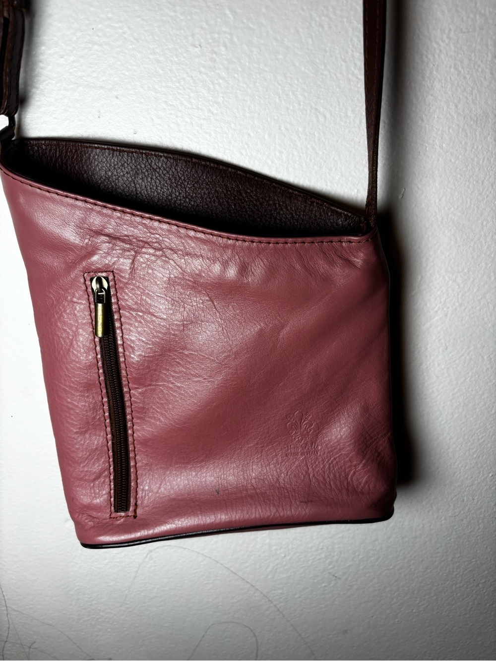 Vera Pelle Mauve Leather Crossbody with Front Zip